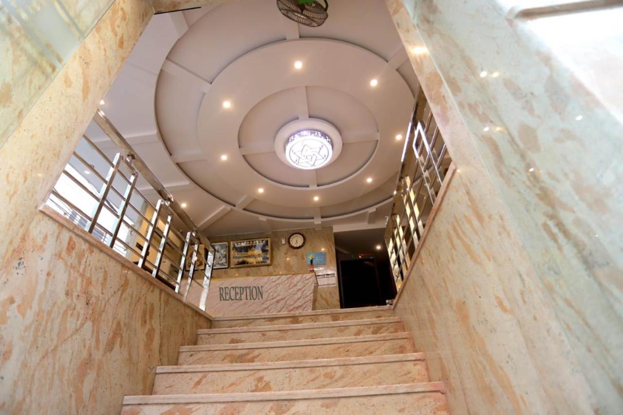 Hotel Aries Нью-Дели Экстерьер фото