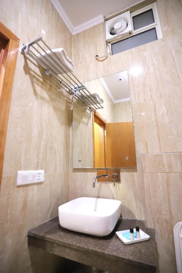 Hotel Aries Нью-Дели Экстерьер фото