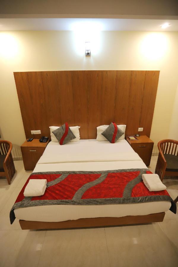 Hotel Aries Нью-Дели Экстерьер фото