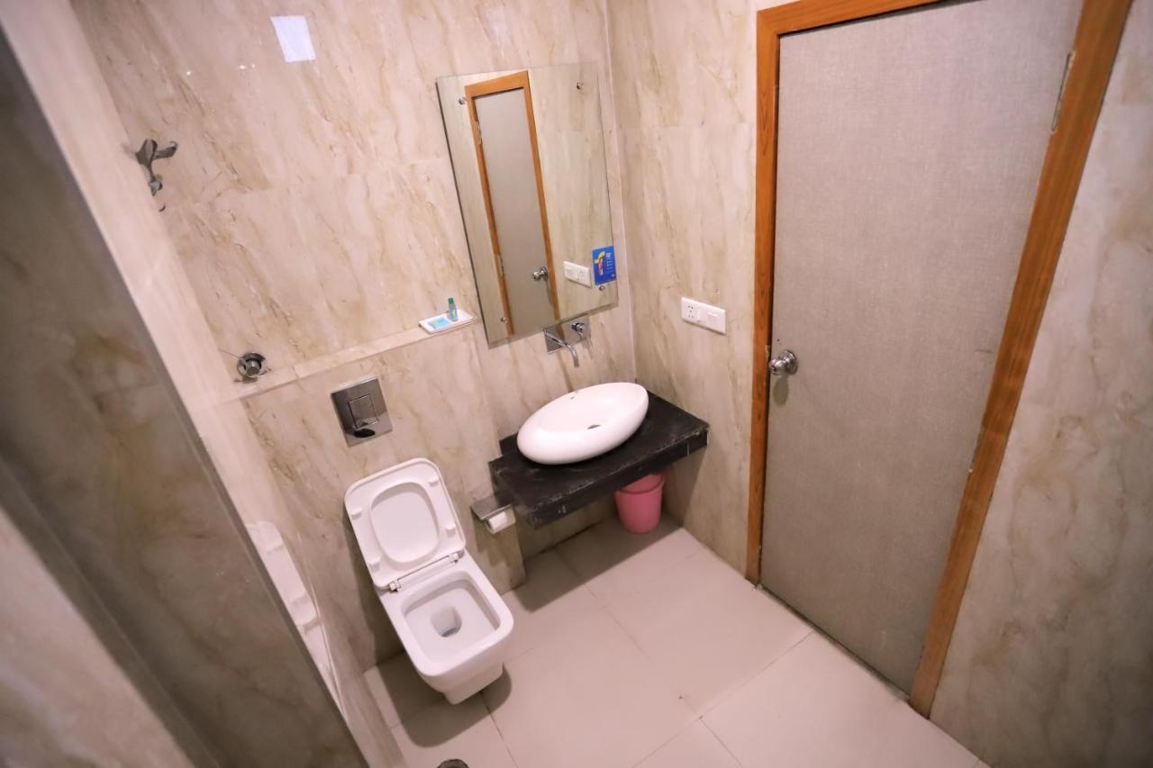 Hotel Aries Нью-Дели Экстерьер фото