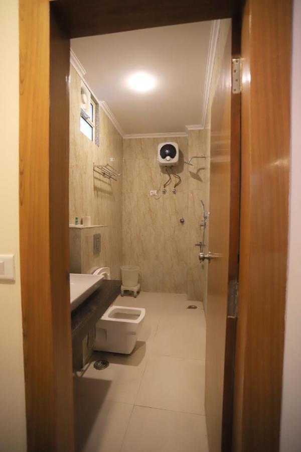 Hotel Aries Нью-Дели Экстерьер фото