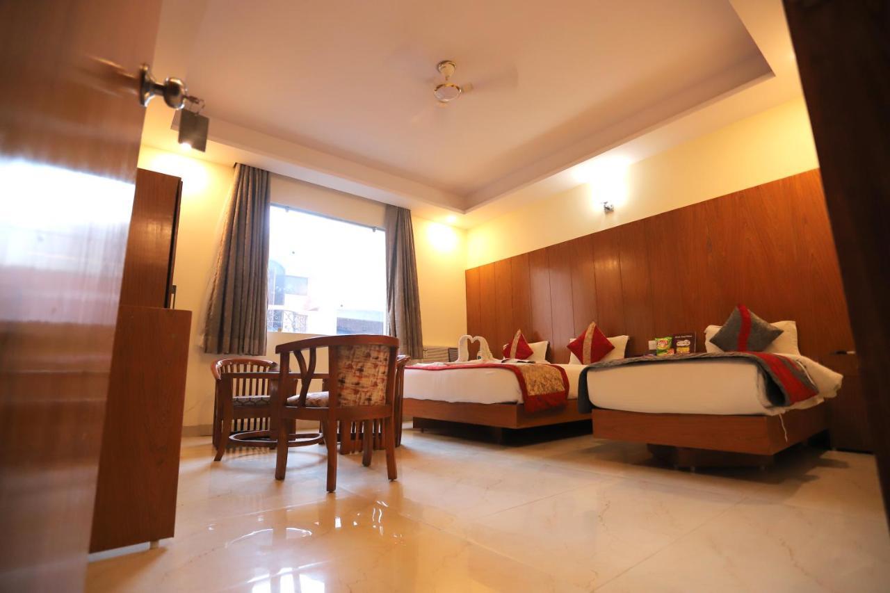 Hotel Aries Нью-Дели Экстерьер фото