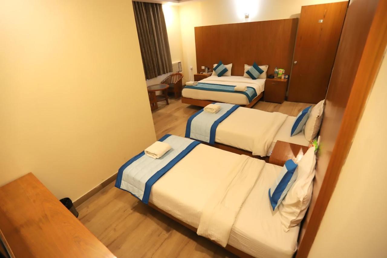 Hotel Aries Нью-Дели Экстерьер фото