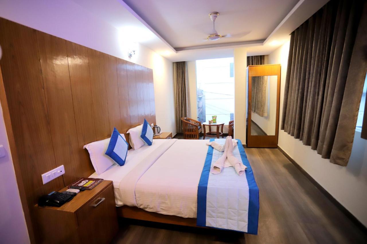 Hotel Aries Нью-Дели Экстерьер фото